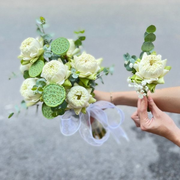 Bó hoa cưới cầm tay cô dâu hoa sen trắng đẹp và sang trọng  1