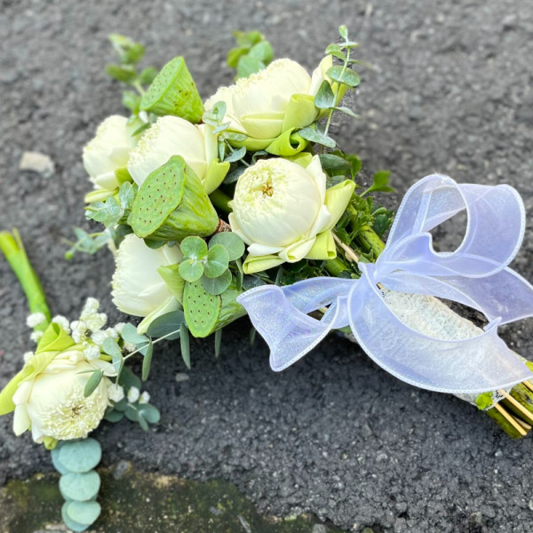 Bó hoa cưới cầm tay cô dâu hoa sen trắng đẹp và sang trọng  2