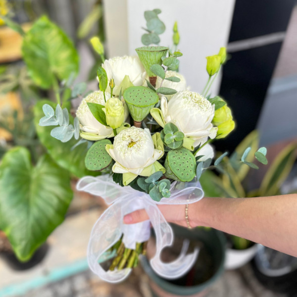 Bó hoa cưới cầm tay cô dâu hoa sen trắng đẹp và sang trọng  3