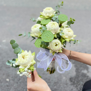 Bó hoa cưới cầm tay cô dâu hoa sen trắng đẹp và sang trọng