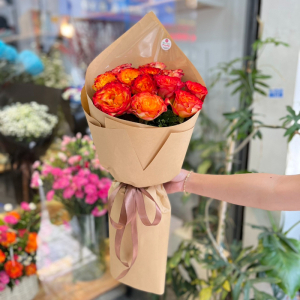 Bó hoa chúc mừng : hồng cảm lửa rực rỡ