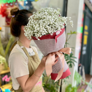 Bó hoa baby trắng mini phối giấy nơ hồng