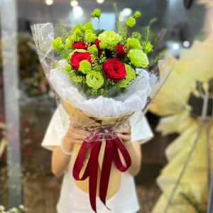 Bó hoa chúc mừng sinh nhật : hồng đỏ mix cát tường xanh