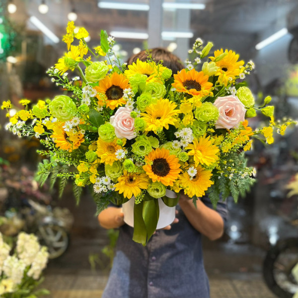 Hộp hoa chúc mừng : Đồng tiền mix hướng dương, cát tường  1