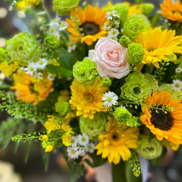 Hộp hoa chúc mừng : Đồng tiền mix hướng dương, cát tường  2