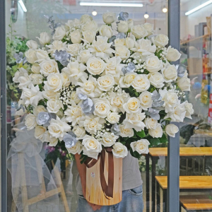 Giỏ hoa hồng trắng đi viếng đám ma tang lễ hiện đại