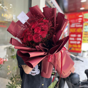 Bó hoa hồng Ecudor 15 bông tone đỏ hiện đại