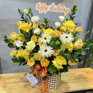 Giỏ hoa chúc mừng sinh nhật hồng juliet vàng