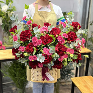 Giỏ hoa khai trương để bàn hồng Ecuador sang trọng