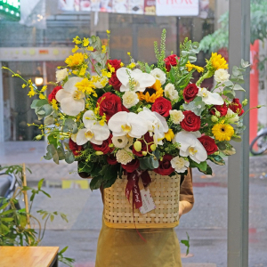 Lẵng hoa lan hồ điệp để bàn chúc mừng khai trương