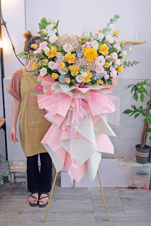 Kệ hoa khai trương hiện đại tone vàng