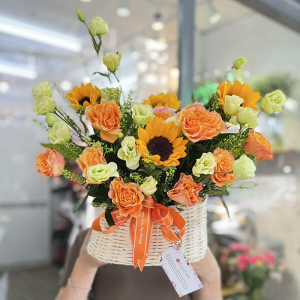 Giỏ hoa khai trương để bàn hiện đại tone cam
