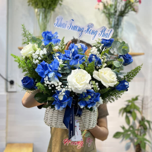 Giỏ hoa khai trương để bàn màu xanh dương nhỏ xinh