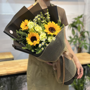 Hoa lễ 20/11 Bó hoa hướng dương giấy đen