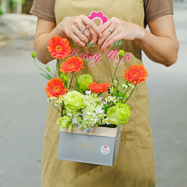 Giỏ hoa khai trương để bàn đồng tiền đỏ