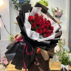 Bó hoa hồng đỏ Ecuador 18 bông giấy đen