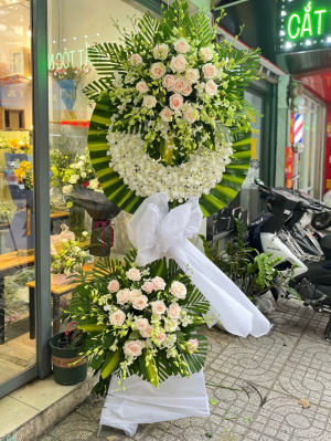 Kệ hoa hồng mix lan trắng dạng vòng hiện đại đi đám ma tang lễ