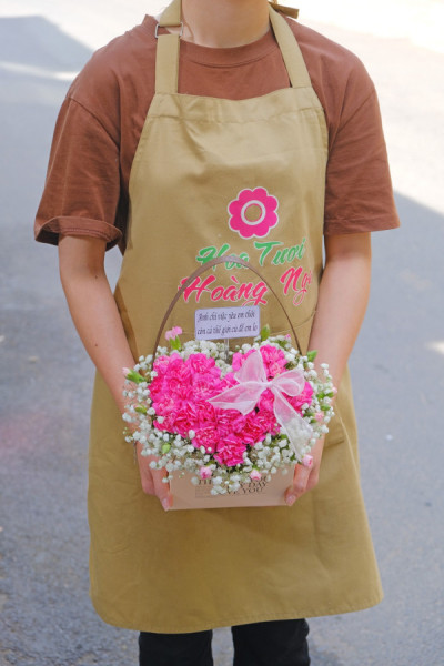 Giỏ cẩm chướng hồng hình trái tim 2