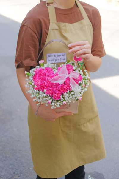 Giỏ cẩm chướng hồng hình trái tim 3