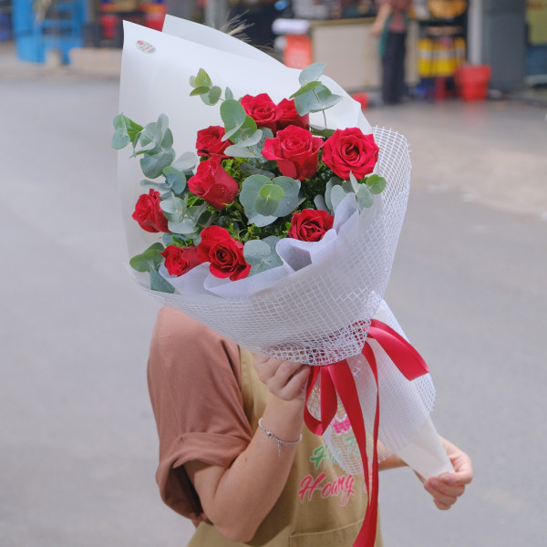 Bó hoa hồng đỏ giấy trắng đơn giản 1