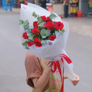 Bó hoa hồng đỏ giấy trắng đơn giản