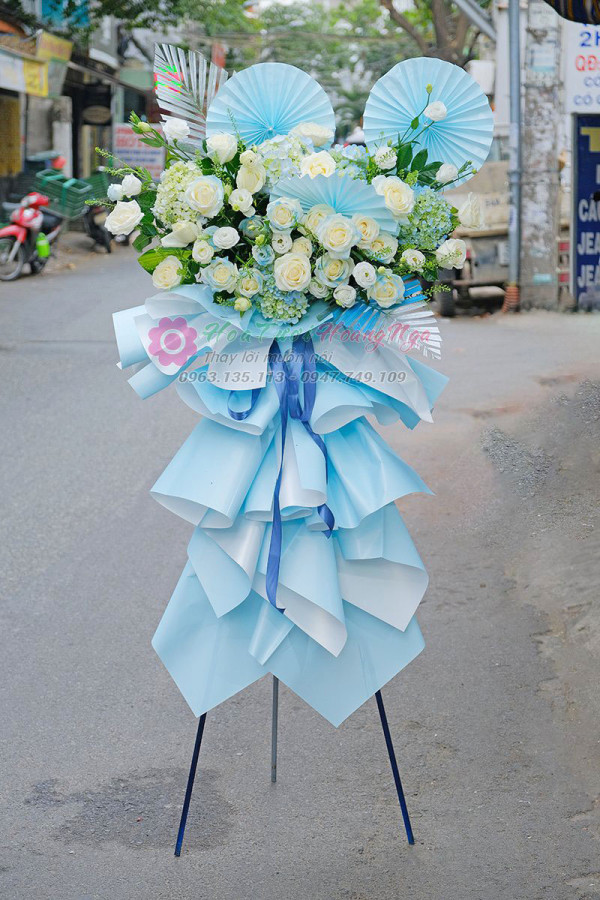 Kệ hoa khai trương màu xanh dương pastel