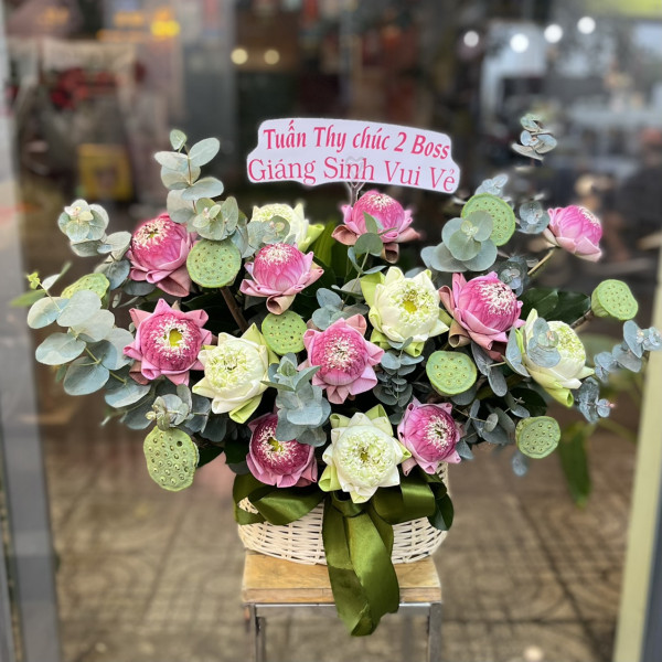 Giỏ hoa sen để bàn tặng sinh nhật mẹ ý nghĩa 1