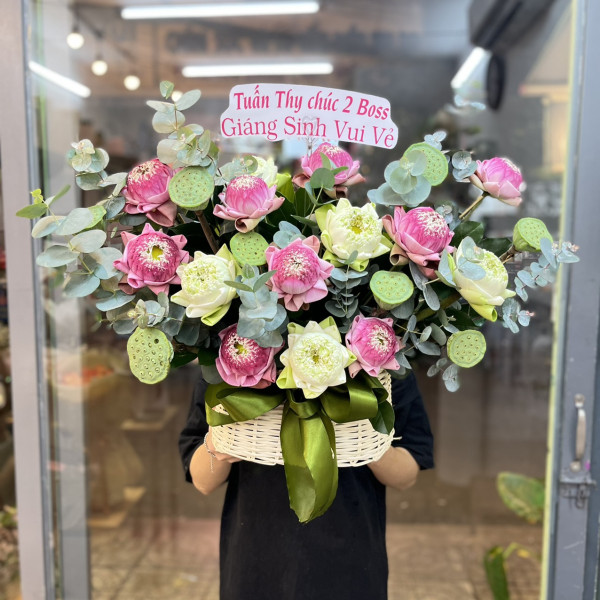 Giỏ hoa sen để bàn tặng sinh nhật mẹ ý nghĩa 2