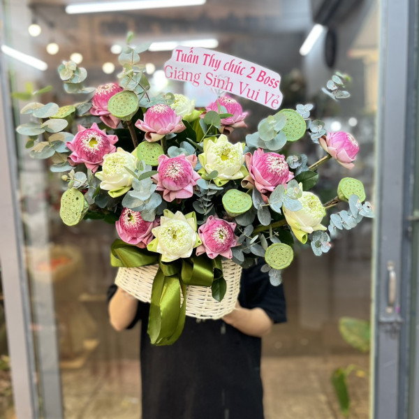 Giỏ hoa sen để bàn tặng sinh nhật mẹ ý nghĩa 3