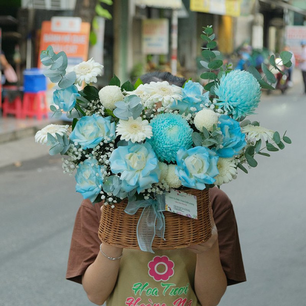 Giỏ hoa cúc mẫu đơn xanh dương pastel