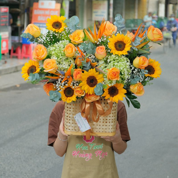 Giỏ hoa hướng dương vàng mix hoa hồng 1