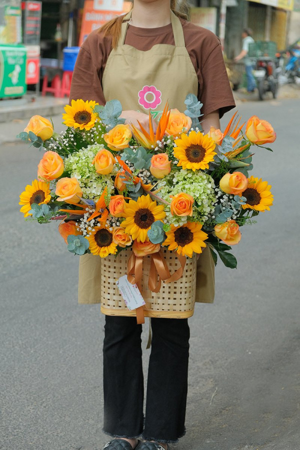 Giỏ hoa hướng dương vàng mix hoa hồng 3