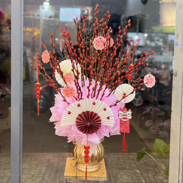 Bình hoa nụ Tầm Xuân Đỏ nơ hồng 40 cành 1