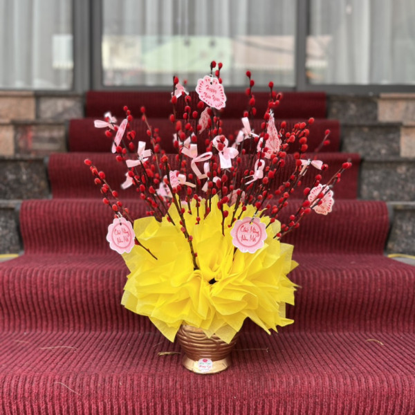 Bình hoa nụ Tầm Xuân Đỏ 30 cành nơ vàng 3