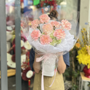 Bó cẩm chướng hồng giấy trong suốt