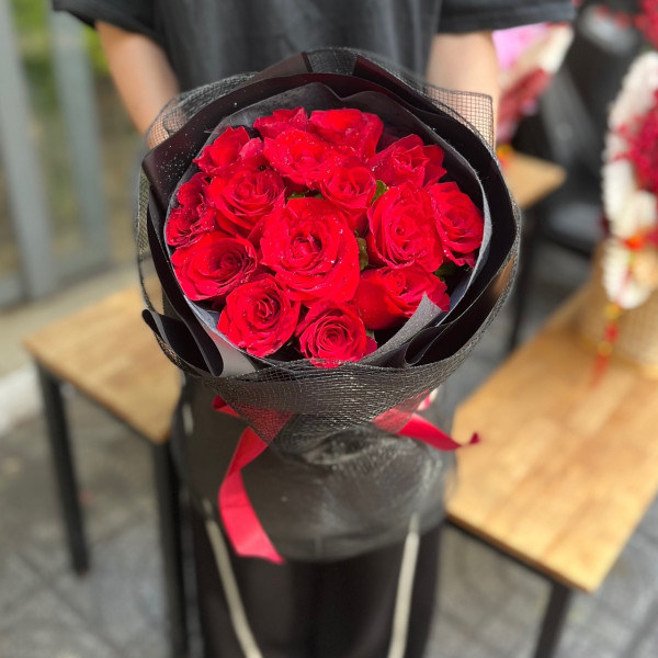 Bó hồng đỏ 15 bông giấy đen bó tròn gọn