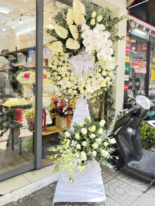 Kệ hoa hồng trắng, lan hồ điệp trắng 3 tầng hiện đại 2