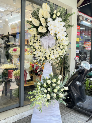 Kệ hoa hồng trắng, lan hồ điệp trắng 3 tầng hiện đại