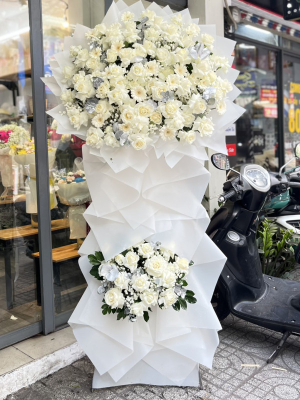 Kệ Hoa Hồng trắng Đồng tiền trắng giấy trắng phủ toàn kệ