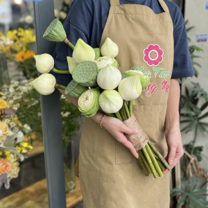 Bó hoa cưới hoa sen 16 bông: 11 bông sen trắng, 5 đài sen