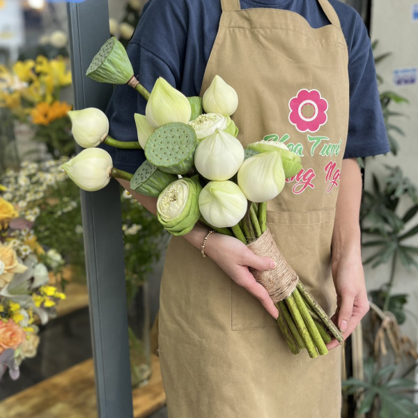 Bó hoa cưới hoa sen 16 bông: 11 bông sen trắng, 5 đài sen