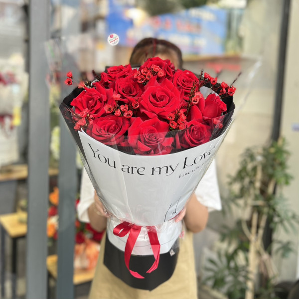 Bó hoa 10 hồng đỏ Ecuador mix thanh liễu đỏ 1