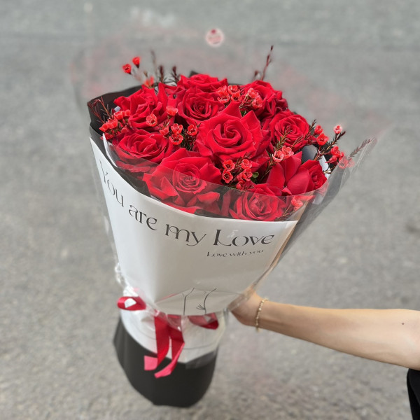 Bó hoa 10 hồng đỏ Ecuador mix thanh liễu đỏ 2