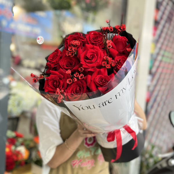 Bó hoa 10 hồng đỏ Ecuador mix thanh liễu đỏ 3