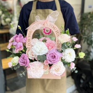 Giỏ hoa cát tường mix hoa hồng