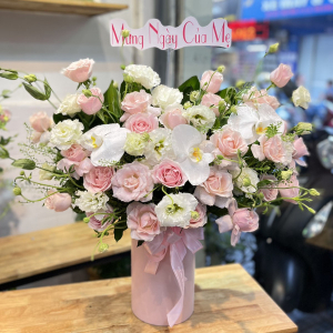 Lẵng hoa hồng mix lan trắng mừng sinh nhật mẹ cao cấp