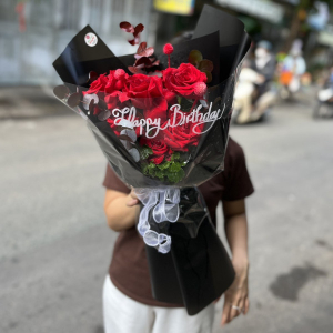 Bó hoa hồng đỏ nhỏ xinh giấy đen