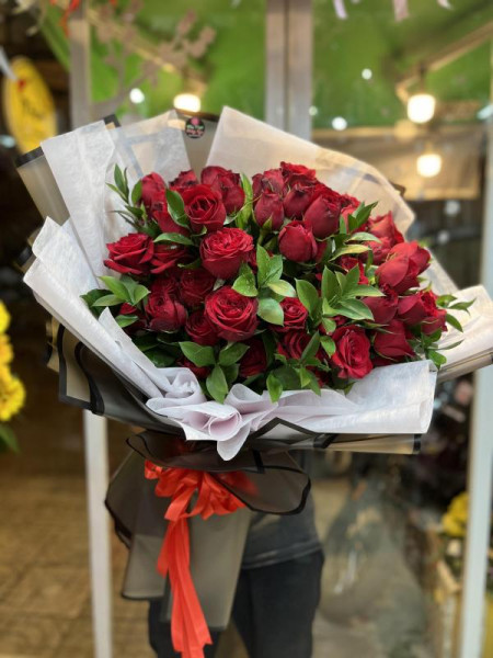 Bó hoa hồng đỏ ohara 50 bông phối giấy đen nơ đỏ