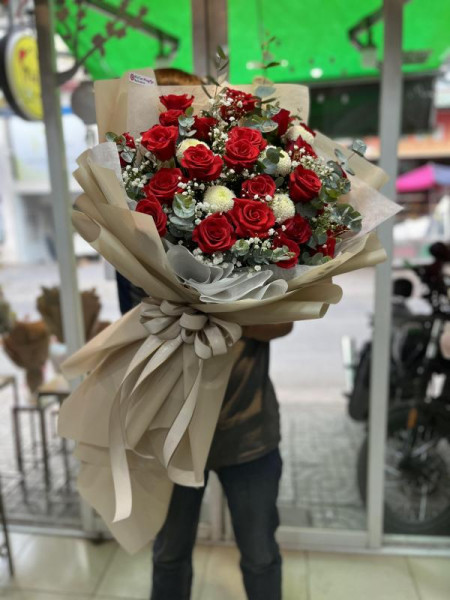Bó hoa hồng đỏ phối cúc bing bong trắng kèm lá bạc và baby giấy cafe sữa