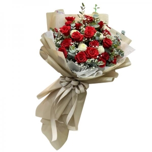 Bó hoa hồng đỏ phối cúc bing bong trắng kèm lá bạc và baby giấy cafe sữa